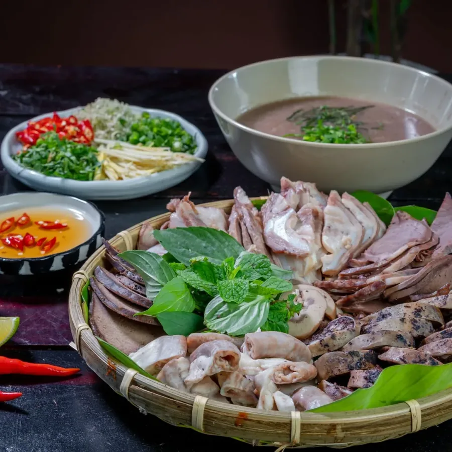 Phin cà phê đang nhỏ giọt