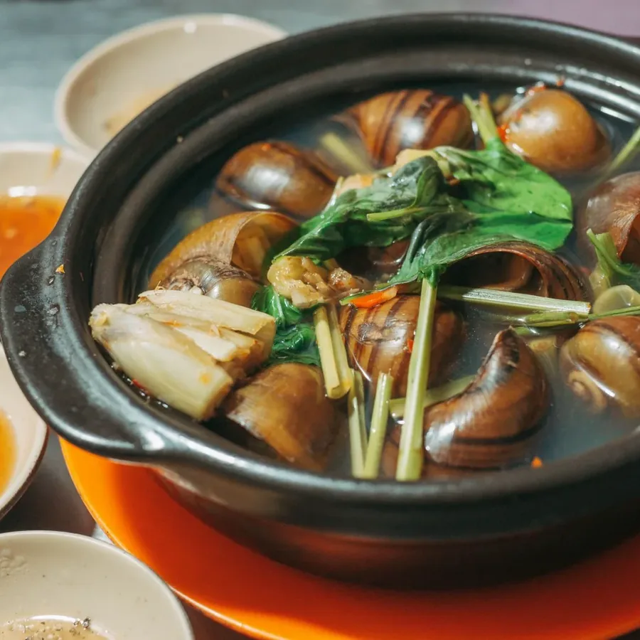 Ly trà trái cây trên bàn gỗ